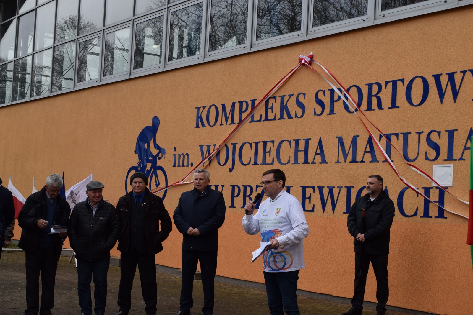 Relacja  z Uroczystości Nadania Kompleksowi Sportowemu w Przelewicach Imienia Wojciecha Matusiaka